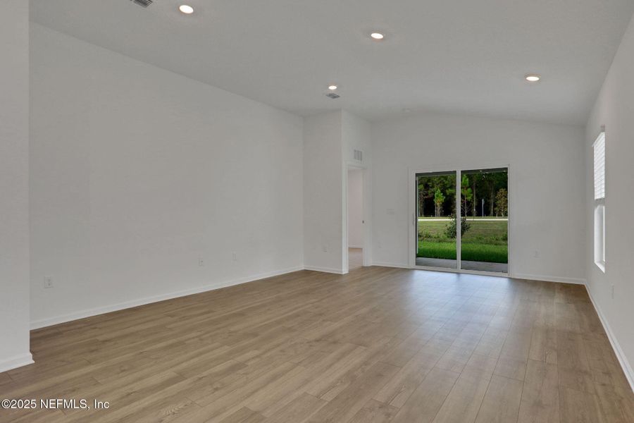 Spacious, unfurnished interior of a new home in Amberly, Green Cove Springs (Image 21).