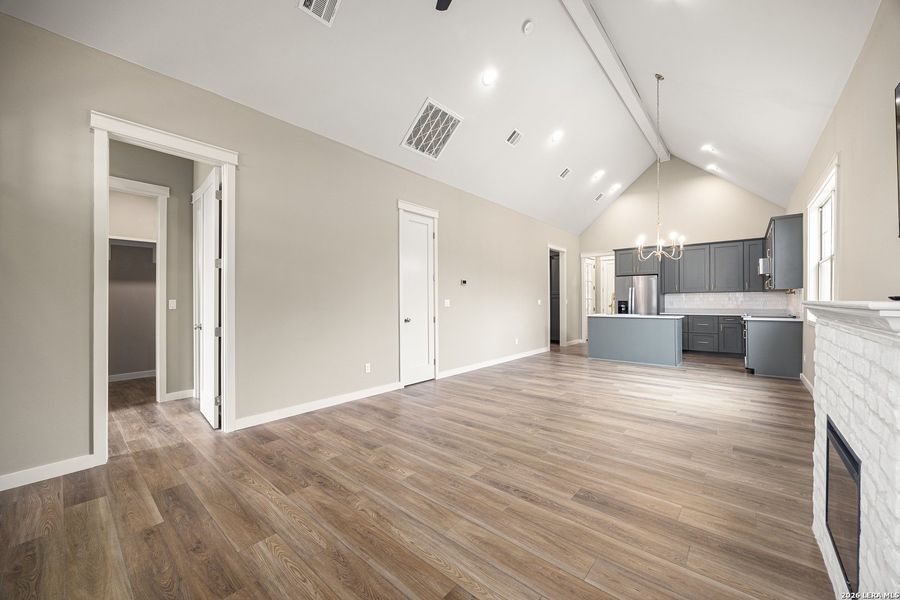 Spacious, unfurnished interior of a new home in , Canyon Lake (Image 37).