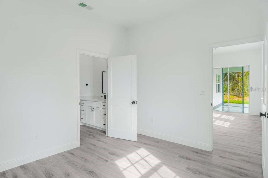Spacious, unfurnished interior of a new home in , Ocala (Image 26).