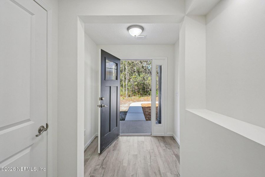 Spacious, unfurnished interior of a new home in , Middleburg (Image 38).