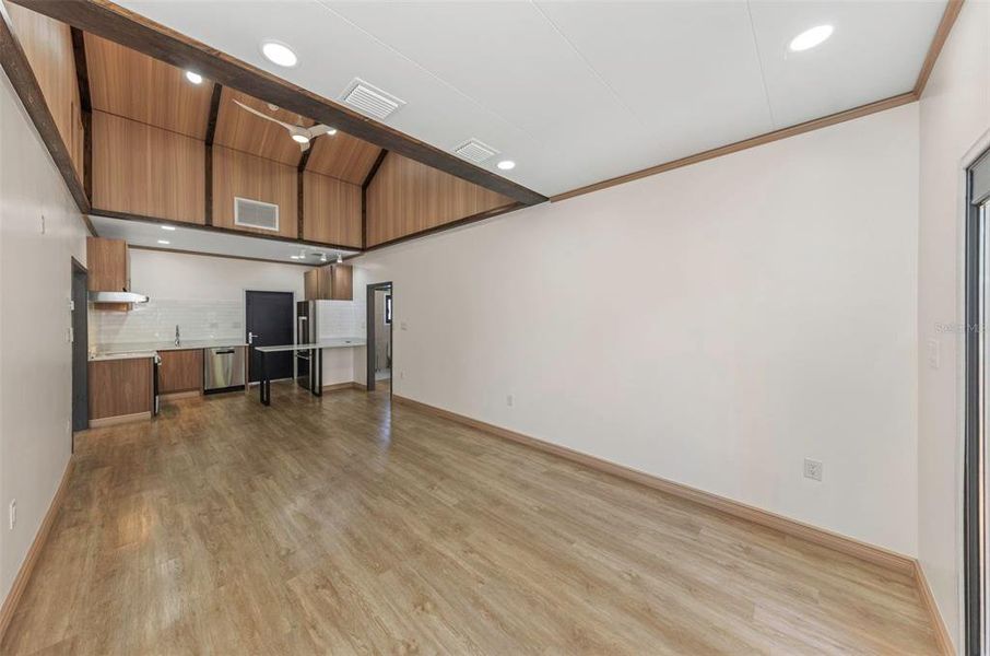 Spacious, unfurnished interior of a new home in , St. Petersburg (Image 26).