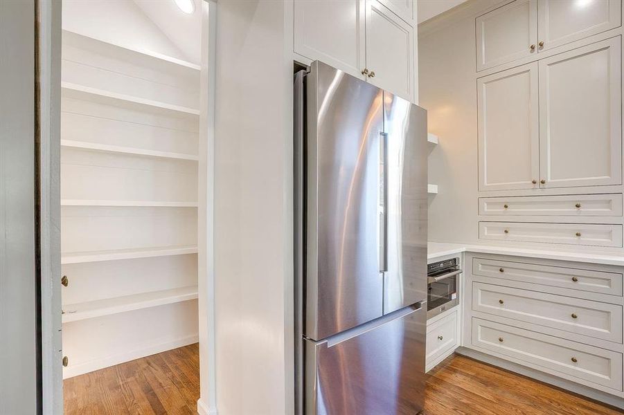Furnished interior view inside a new home in , Grapevine (Image 5).