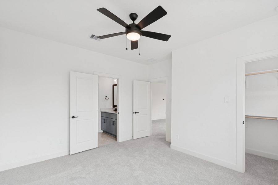 2ndary bedroom with adjoining jack and jill bath