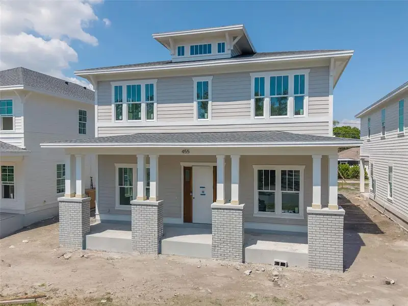 Exterior details and patio area of a home in , St. Petersburg (Image 3).