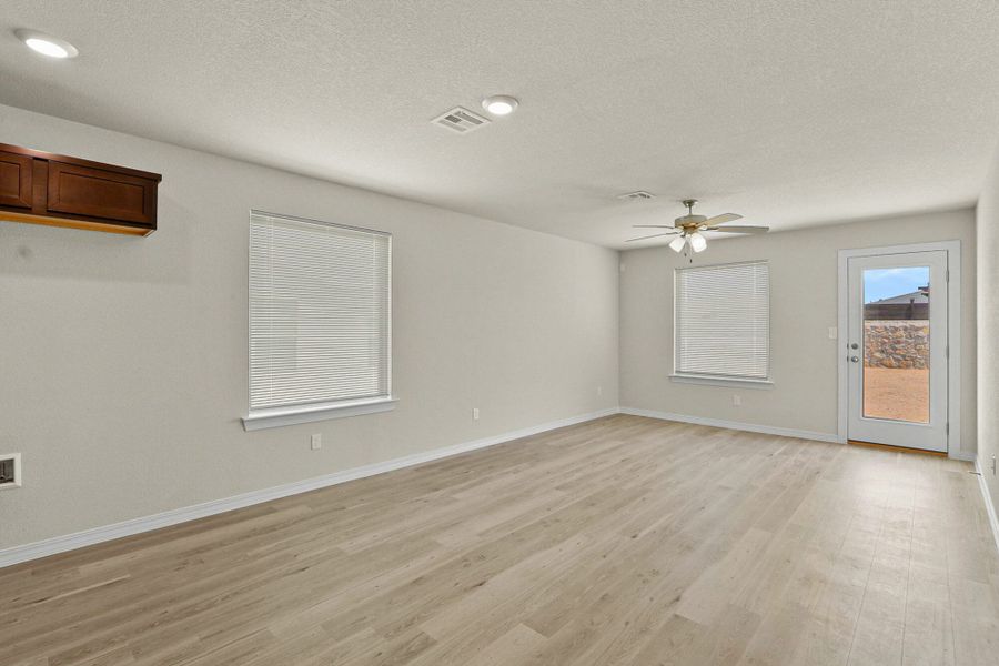 Spacious, unfurnished interior of a new home in Rancho Desierto Bello, Horizon City (Image 24).