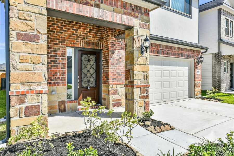 Exterior details and patio area of a home in Anderson Lakes, Houston (Image 17).