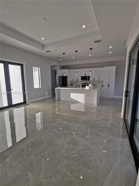 Spacious, unfurnished interior of a new home in , Cape Coral (Image 17).
