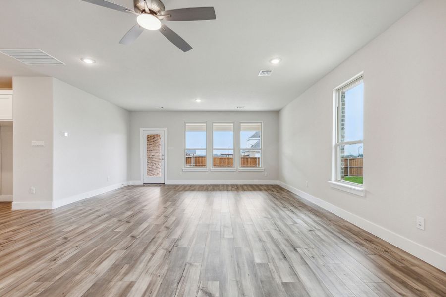 Spacious, unfurnished interior of a new home in Dove Hollow, Waxahachie (Image 20).
