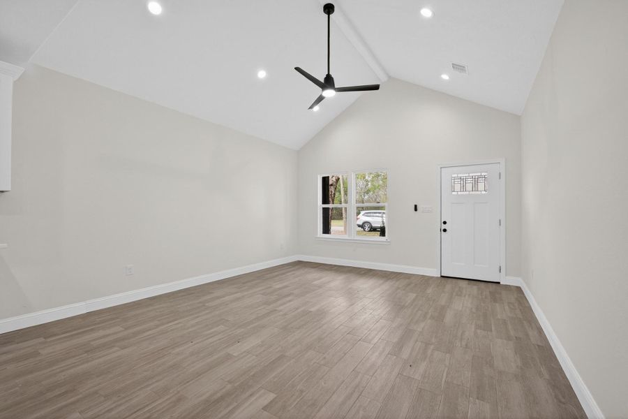 Spacious, unfurnished interior of a new home in , Beaumont (Image 18).
