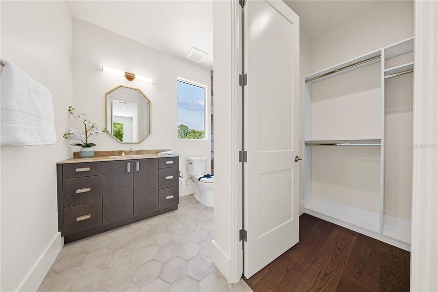 Furnished interior view inside a new home in , Orlando (Image 49).