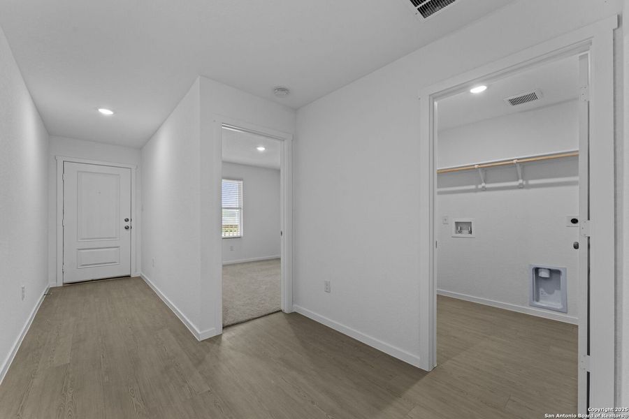 Spacious, unfurnished interior of a new home in , Floresville (Image 19).