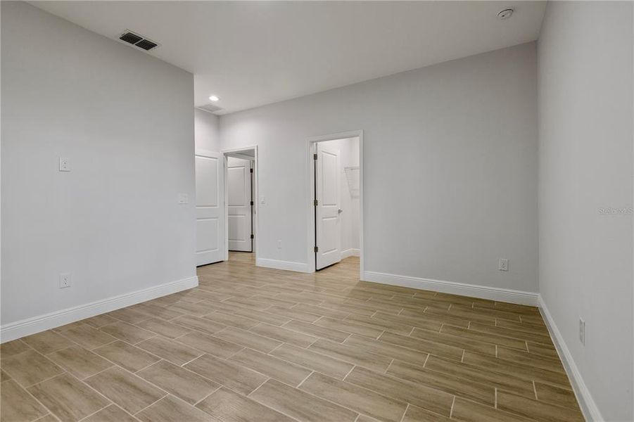 Spacious, unfurnished interior of a new home in , Deland (Image 13).