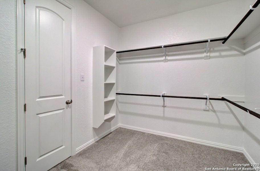 Spacious, unfurnished interior of a new home in Stream Waters, Seguin (Image 19).