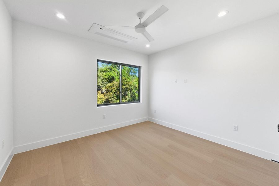 Spacious bedroom Spacious bedroom