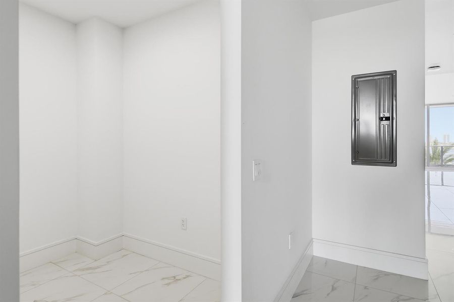 220-LAKESHORE-DRIVE-804-33403-031 220-LAKESHORE-DRIVE-804-33403-031