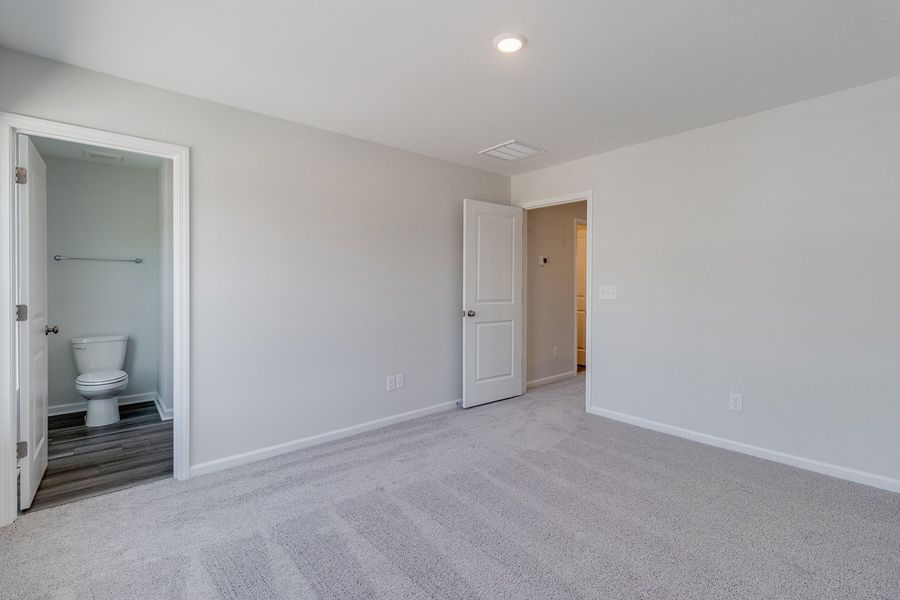 Spacious, unfurnished interior of a new home in Astoria, Columbia (Image 22).