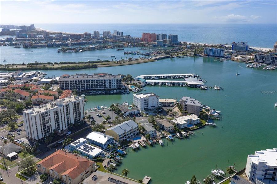 Condo located in Clearwater, FL showcasing its design and architecture (Image 20).