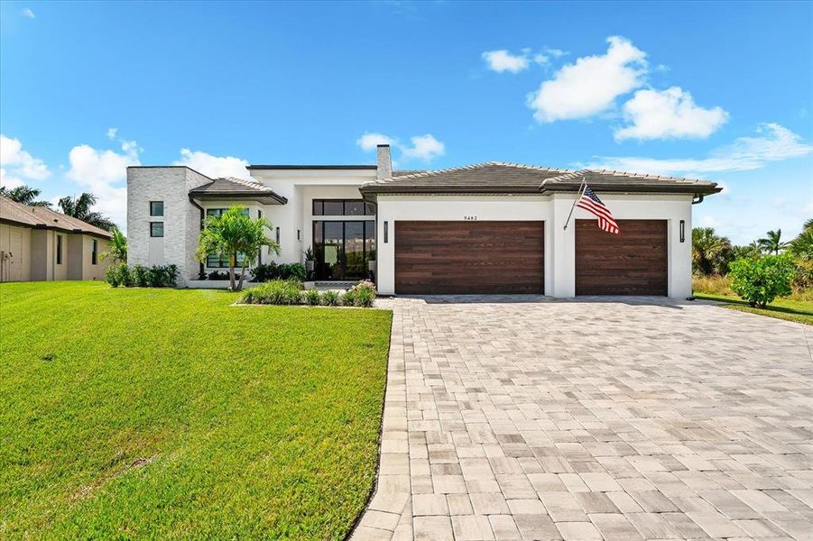Exterior details and patio area of a home in , Port Charlotte (Image 27).