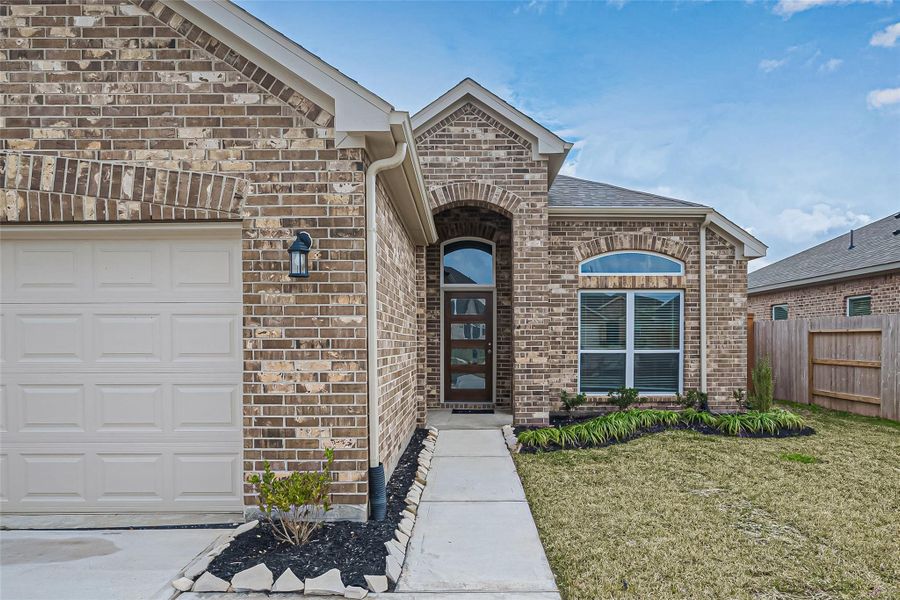 Exterior details and patio area of a home in Lago Mar, Texas City (Image 3).