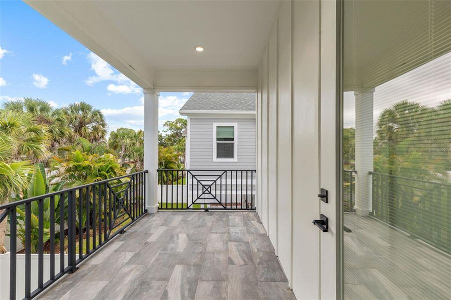Exterior details and patio area of a home in , St. Petersburg (Image 4).