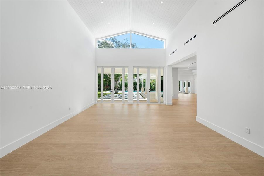 Spacious, unfurnished interior of a new home in , Pinecrest (Image 38).