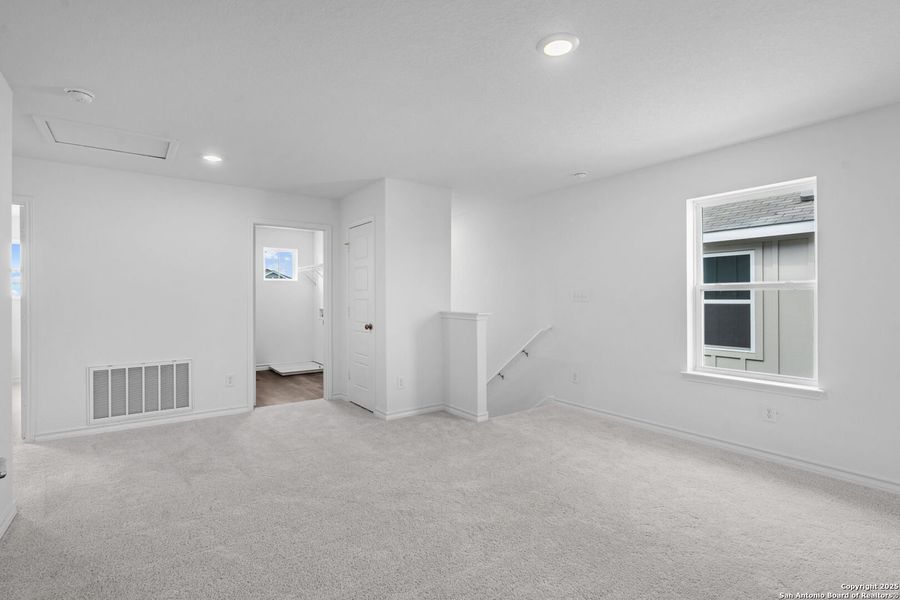 Spacious, unfurnished interior of a new home in Cinco Lakes, San Antonio (Image 10).