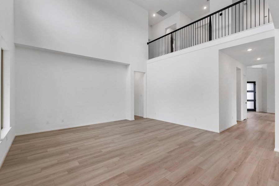 Spacious, unfurnished interior of a new home in Valencia, Manvel (Image 31).