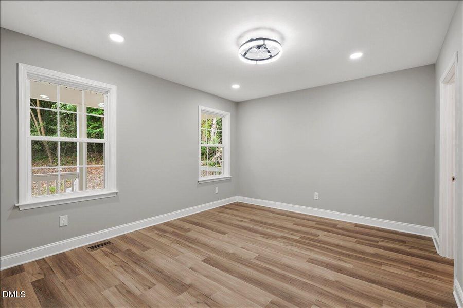 24-405 Ridley St-24