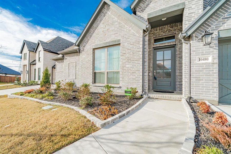 Exterior details and patio area of a home in Ventana 70', Fort Worth (Image 3).
