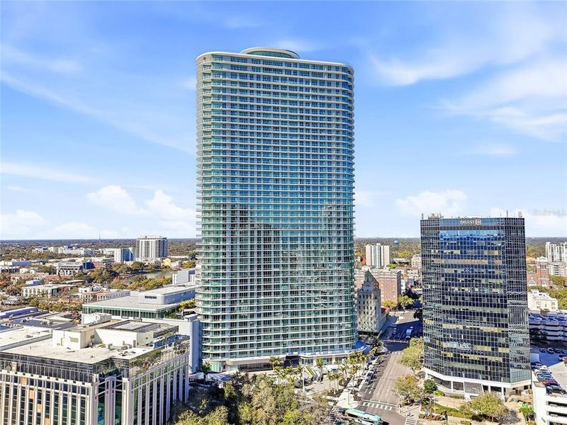 Condo located in St. Petersburg, FL showcasing its design and architecture (Image 3).