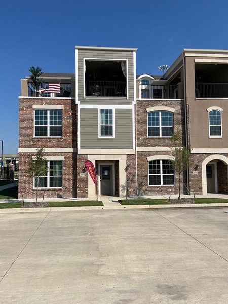 View of front facade featuring a balcony (stock photos of the model, colors may vary)