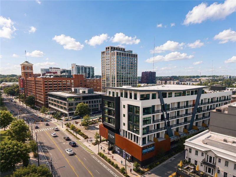 Condo located in Atlanta, GA showcasing its design and architecture (Image 3).