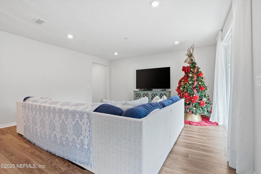 Furnished interior view inside a new home in , Middleburg (Image 6).