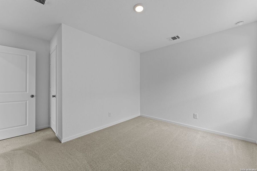 Spacious, unfurnished interior of a new home in Spring Grove, San Antonio (Image 13).