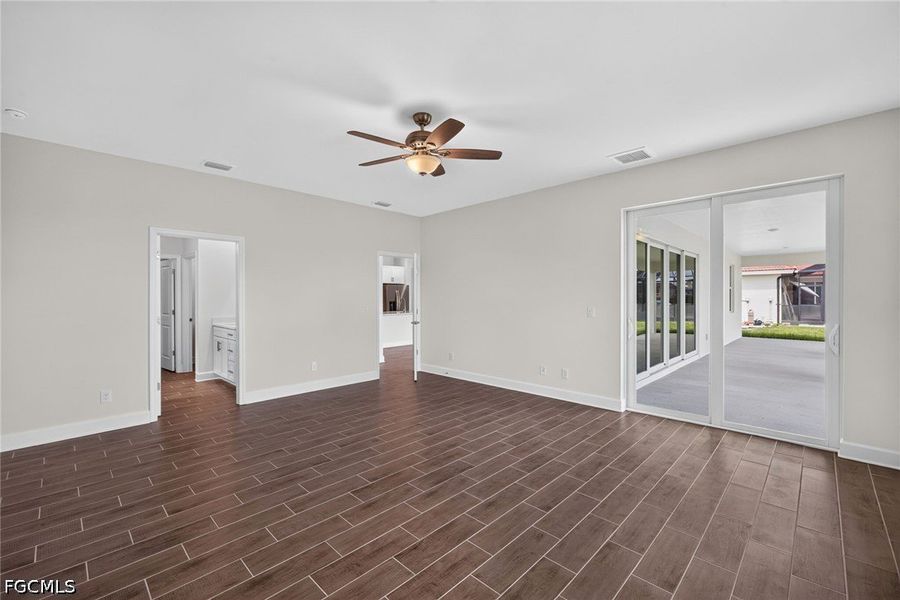Spacious, unfurnished interior of a new home in Cape Coral, Cape Coral (Image 22).