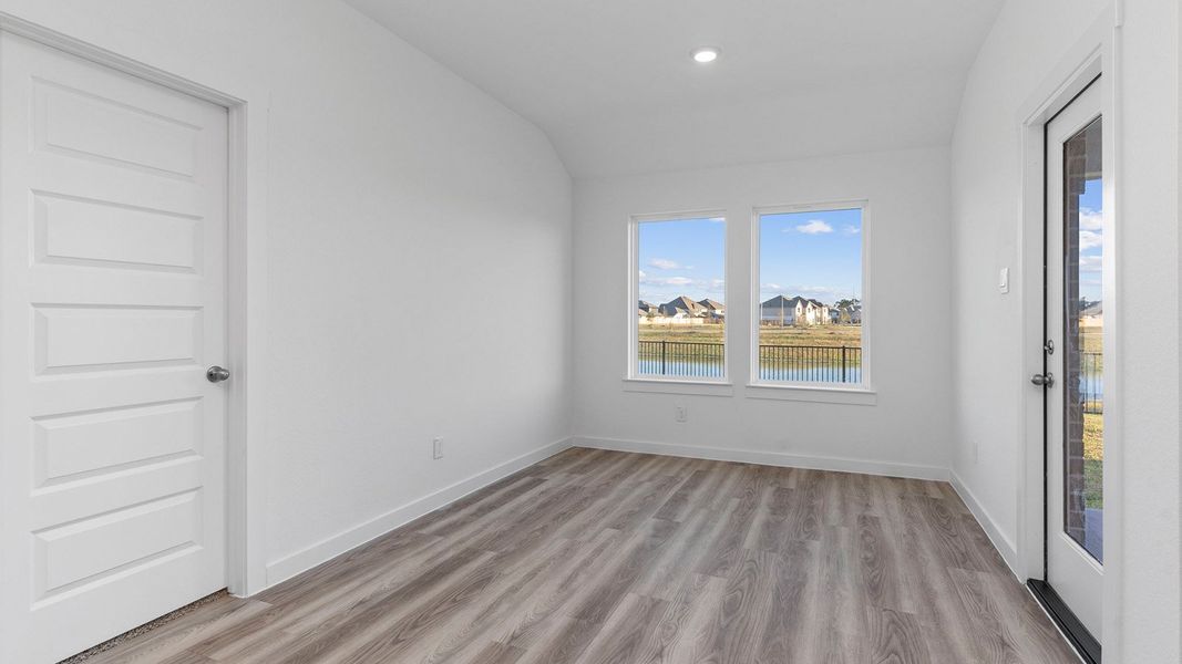 Representative unfurnished interior of a home built from the Huntsville by D.R. Horton in Marlow Lake, Texas City (Image 20).