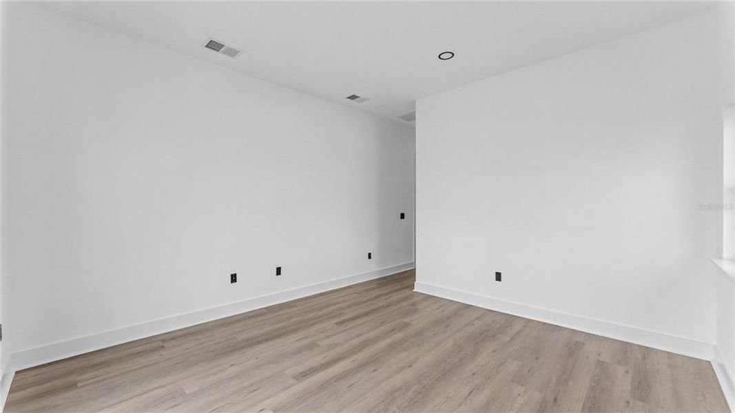 Spacious, unfurnished interior of a new home in , Lake Alfred (Image 51).