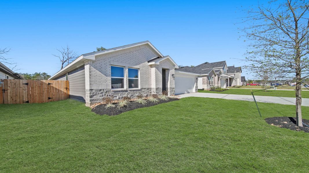 Exterior details and patio area of a home in Silverthorne, Conroe (Image 3).