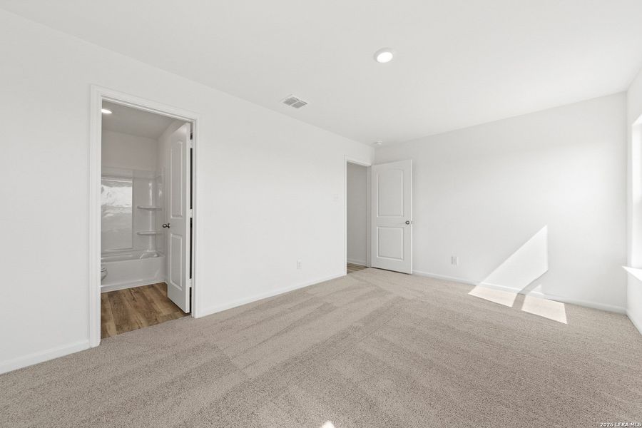 Spacious, unfurnished interior of a new home in , Lytle (Image 10).