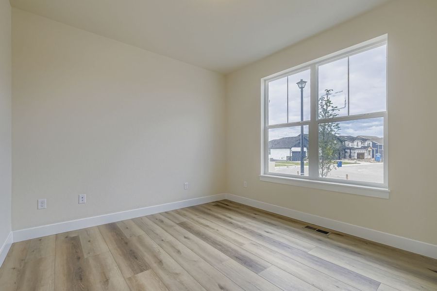 Spacious, unfurnished interior of a new home in Sterling Ranch 50s, Colorado Springs (Image 17).