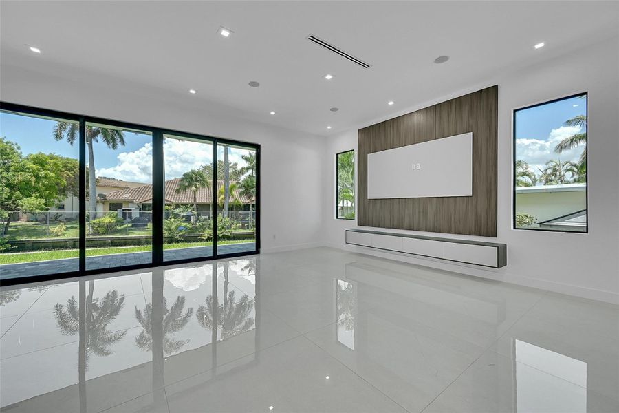 Spacious, unfurnished interior of a new home in , Wilton Manors (Image 16).