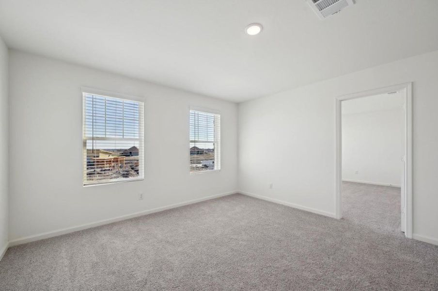 Spacious, unfurnished interior of a new home in Eagles Landing, Elgin (Image 17).
