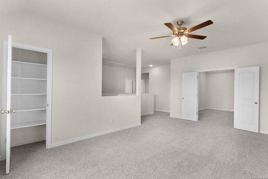 Spacious, unfurnished interior of a new home in Meyer Ranch - Enclave, New Braunfels (Image 21).