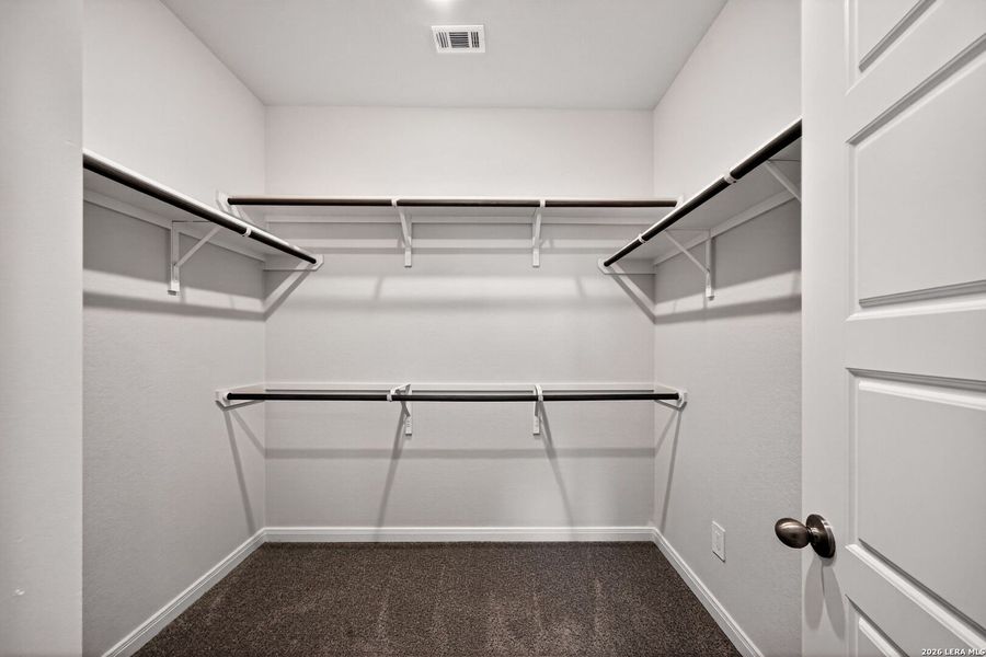 Spacious, unfurnished interior of a new home in Thomas Pond, San Antonio (Image 42).