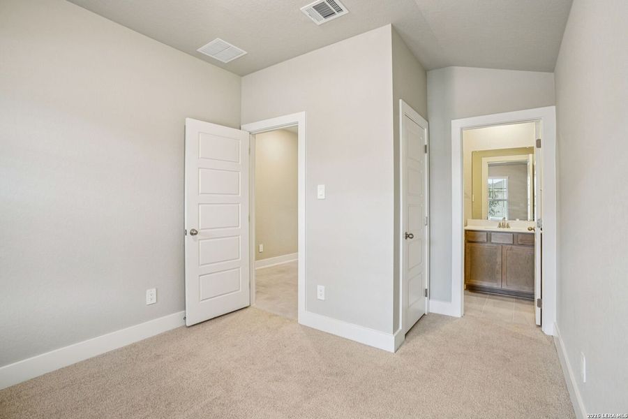Spacious, unfurnished interior of a new home in Lark Canyon, New Braunfels (Image 31).