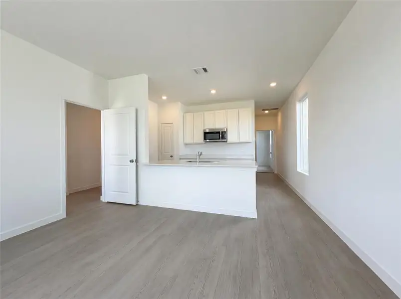 Spacious, unfurnished interior of a new home in River Ranch, Dayton (Image 11).