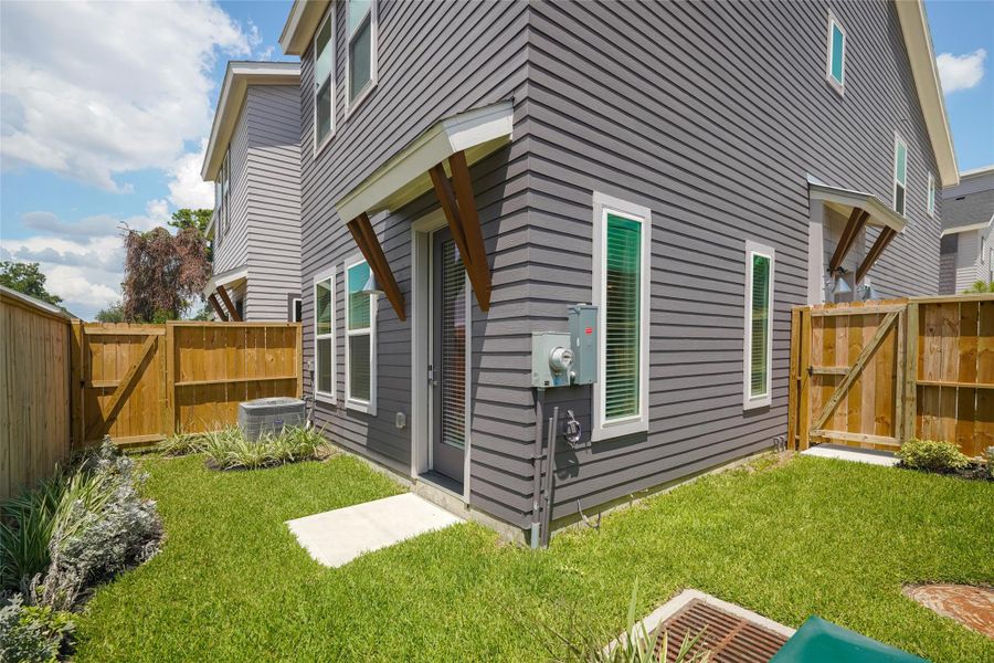 Exterior details and patio area of a home in Paul Quinn Court, Houston (Image 25).