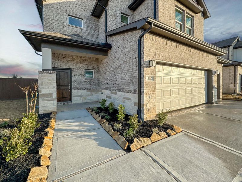 Exterior details and patio area of a home in Creekhaven, Rosharon (Image 3).