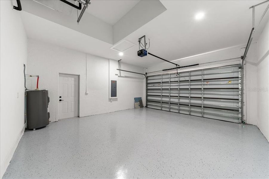 Spacious, unfurnished interior of a new home in , Cape Coral (Image 16).