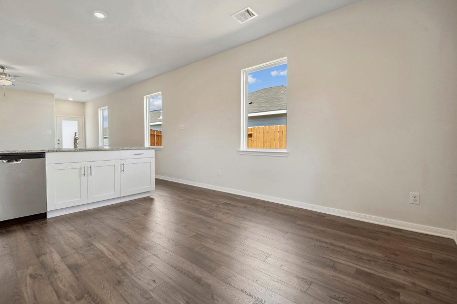 Spacious, unfurnished interior of a new home in Sweetwater Ridge, Conroe (Image 12).